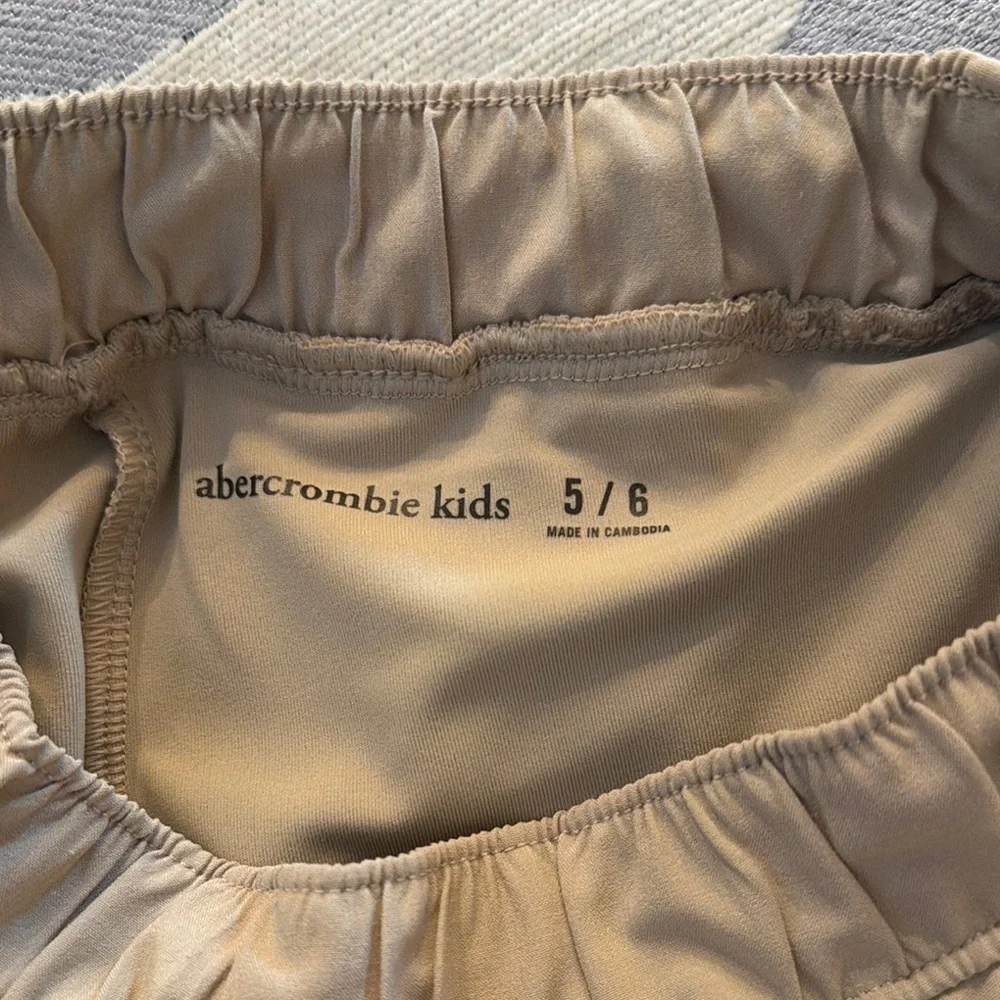 Abercrombie & Fitch soft beige